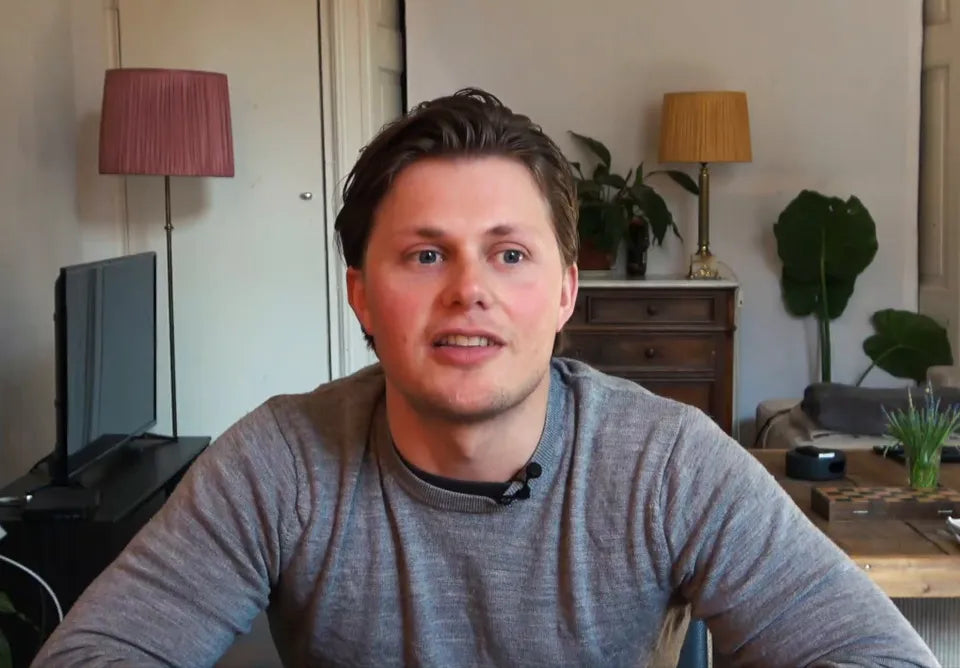 Micha Proper aan tafel, in gesprek over zijn eigen examentijd